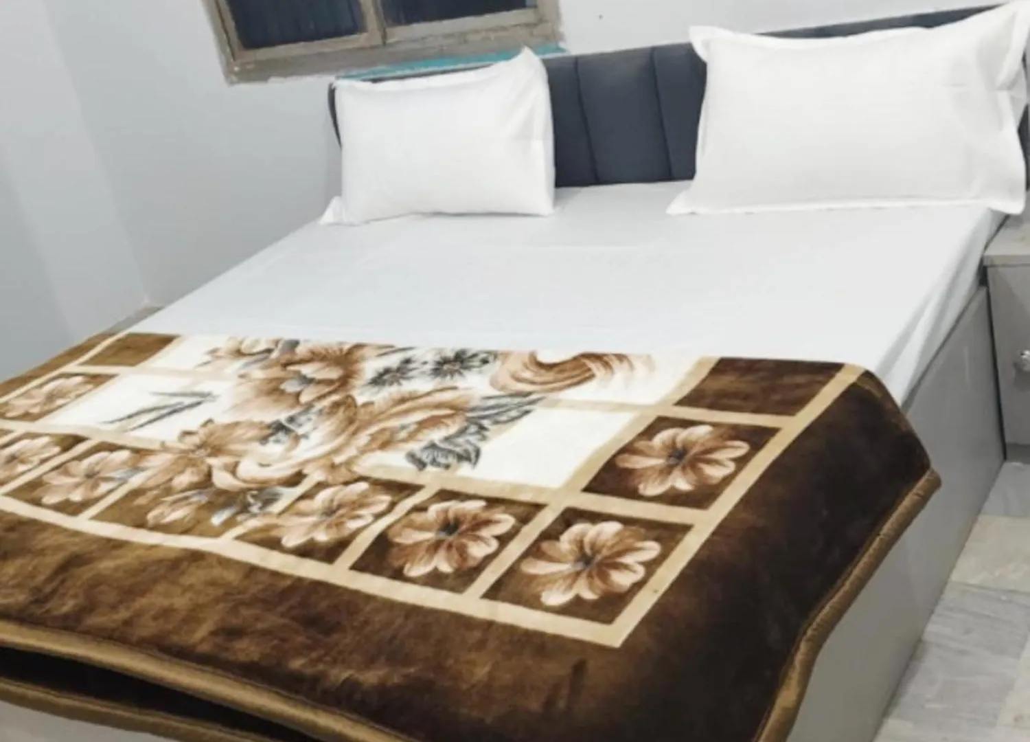 Hotel Shivashram Guest House Near Rampura Luxa Road - Kashi Vishwanath Temple - Paid Parking - Fully Air Conditioning Guest House Varanasi India