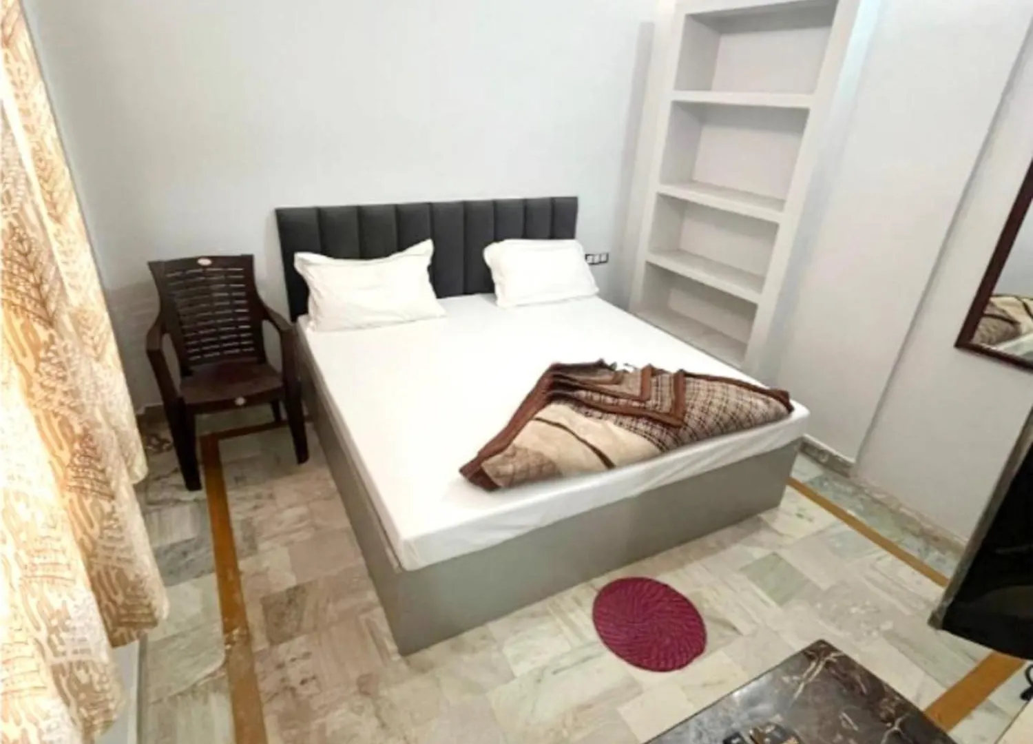 Hotel Shivashram Guest House Near Rampura Luxa Road - Kashi Vishwanath Temple - Paid Parking - Fully Air Conditioning Guest House Varanasi