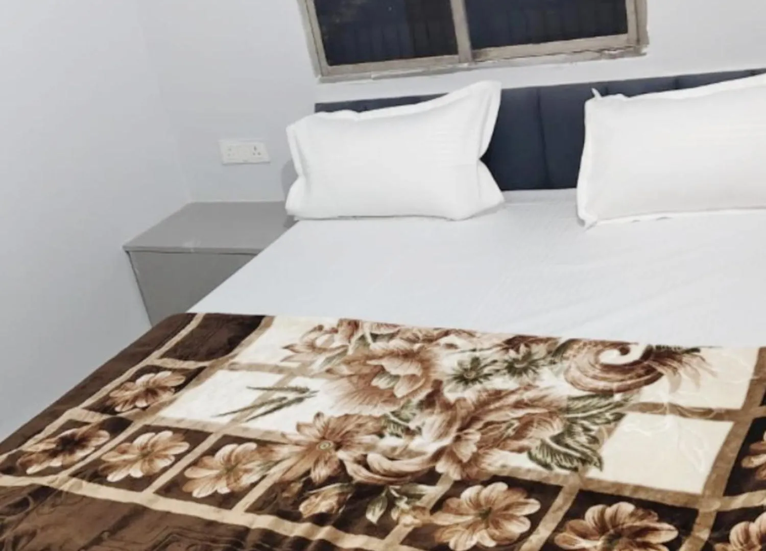 Hotel Shivashram Guest House Near Rampura Luxa Road - Kashi Vishwanath Temple - Paid Parking - Fully Air Conditioning Guest House Varanasi