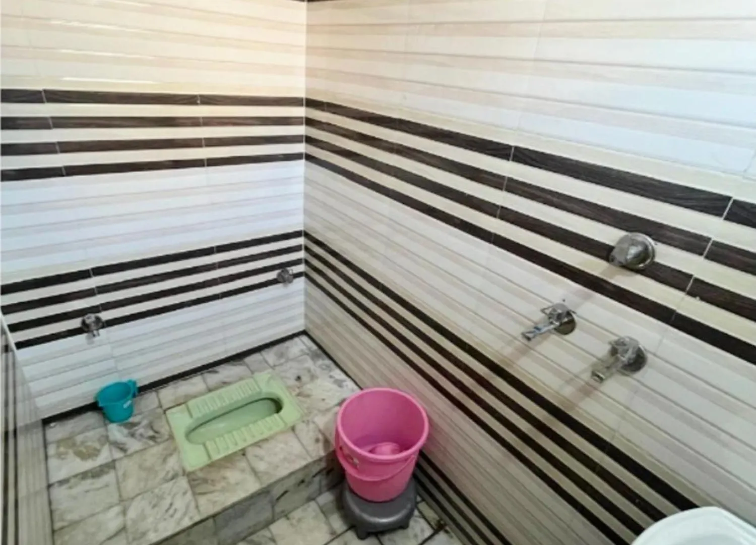 Hotel Shivashram Guest House Near Rampura Luxa Road - Kashi Vishwanath Temple - Paid Parking - Fully Air Conditioning Guest House Varanasi