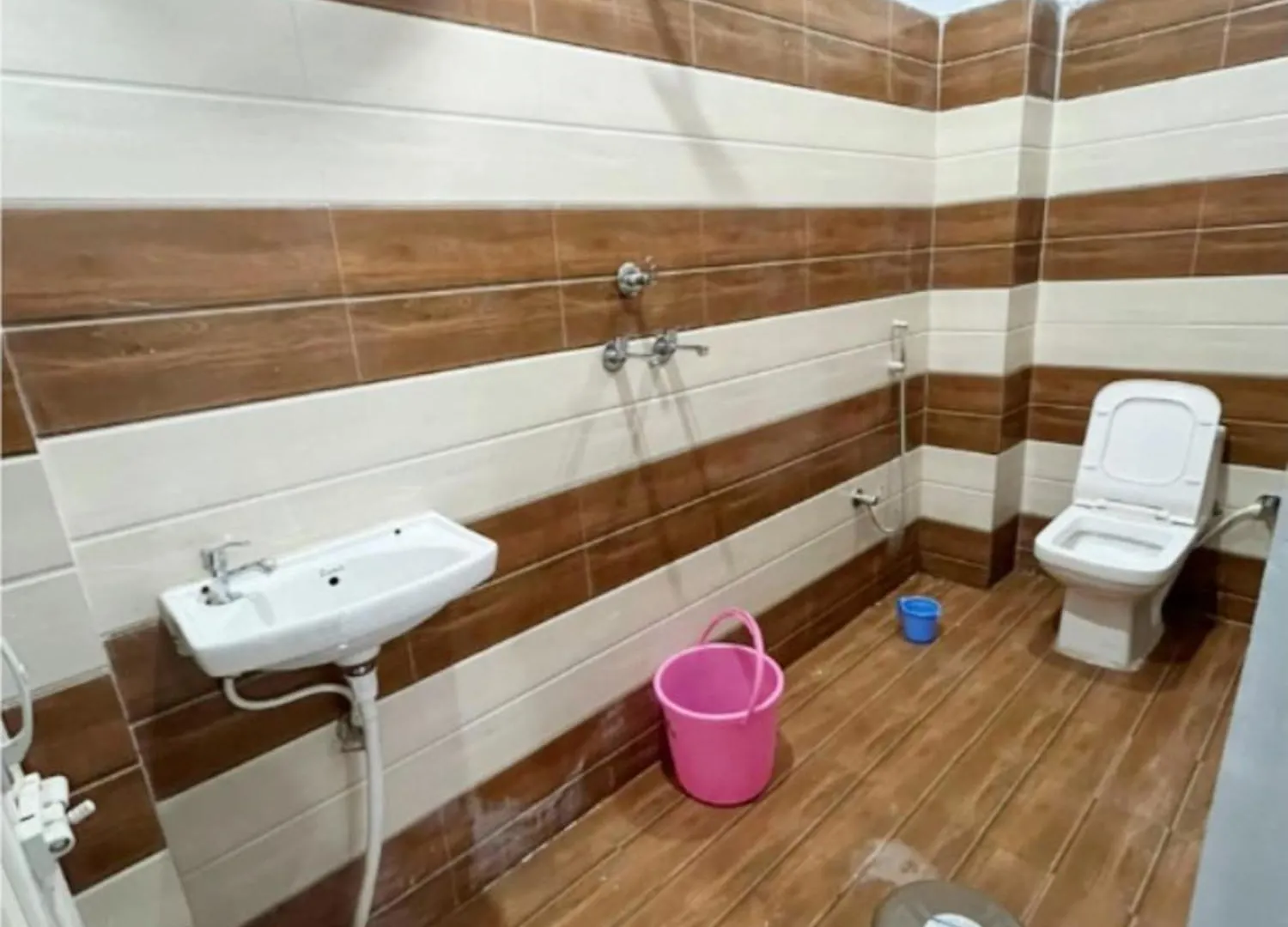 Hotel Shivashram Guest House Near Rampura Luxa Road - Kashi Vishwanath Temple - Paid Parking - Fully Air Conditioning Guest House Varanasi