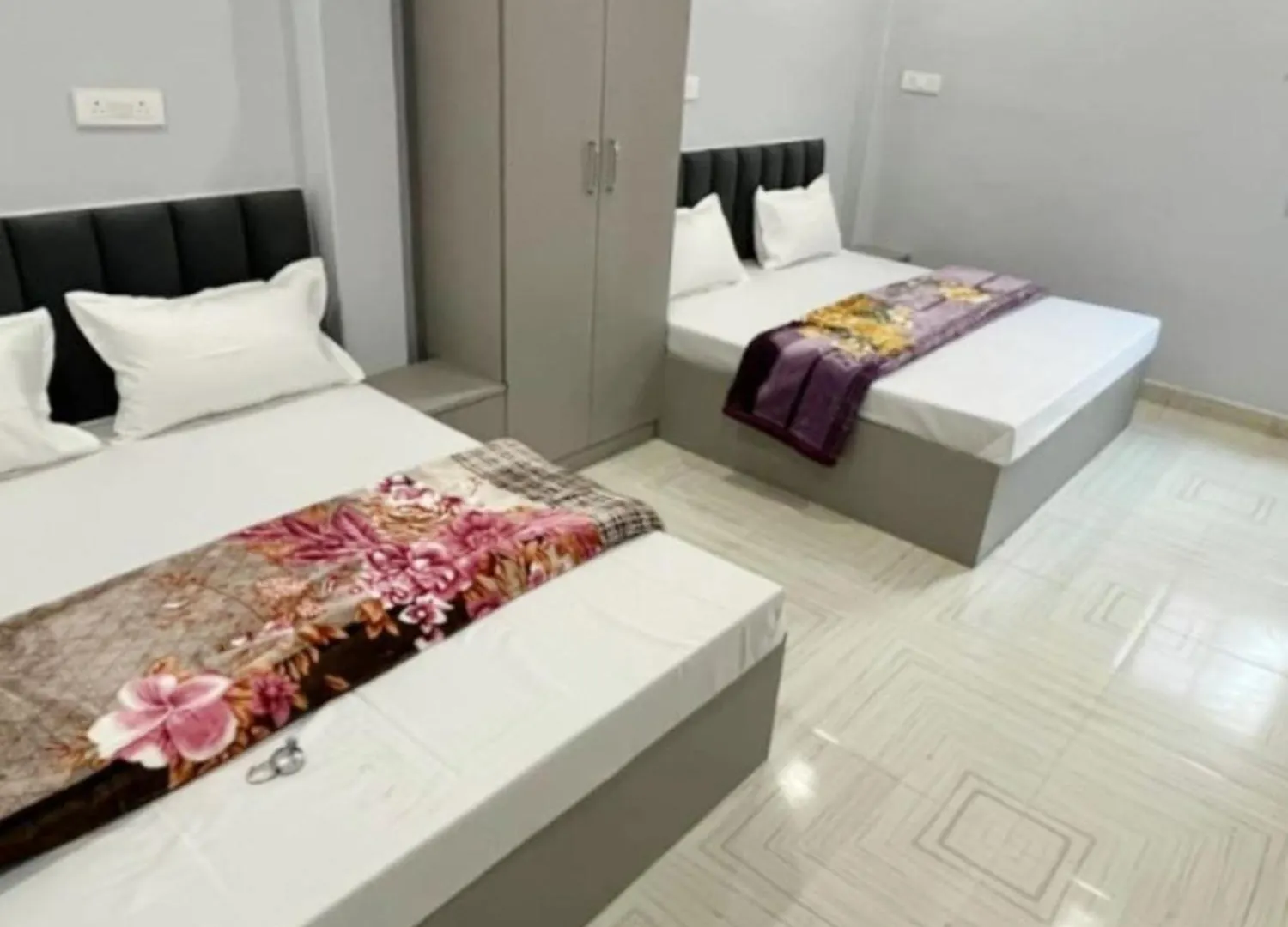 Hotel Shivashram Guest House Near Rampura Luxa Road - Kashi Vishwanath Temple - Paid Parking - Fully Air Conditioning Guest House Varanasi