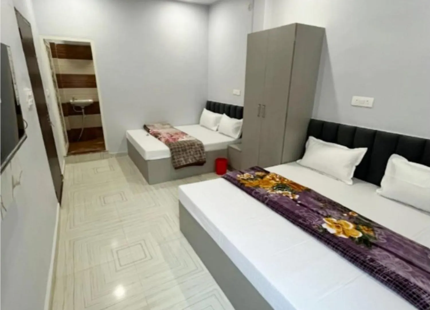 Hotel Shivashram Guest House Near Rampura Luxa Road - Kashi Vishwanath Temple - Paid Parking - Fully Air Conditioning Guest House Varanasi