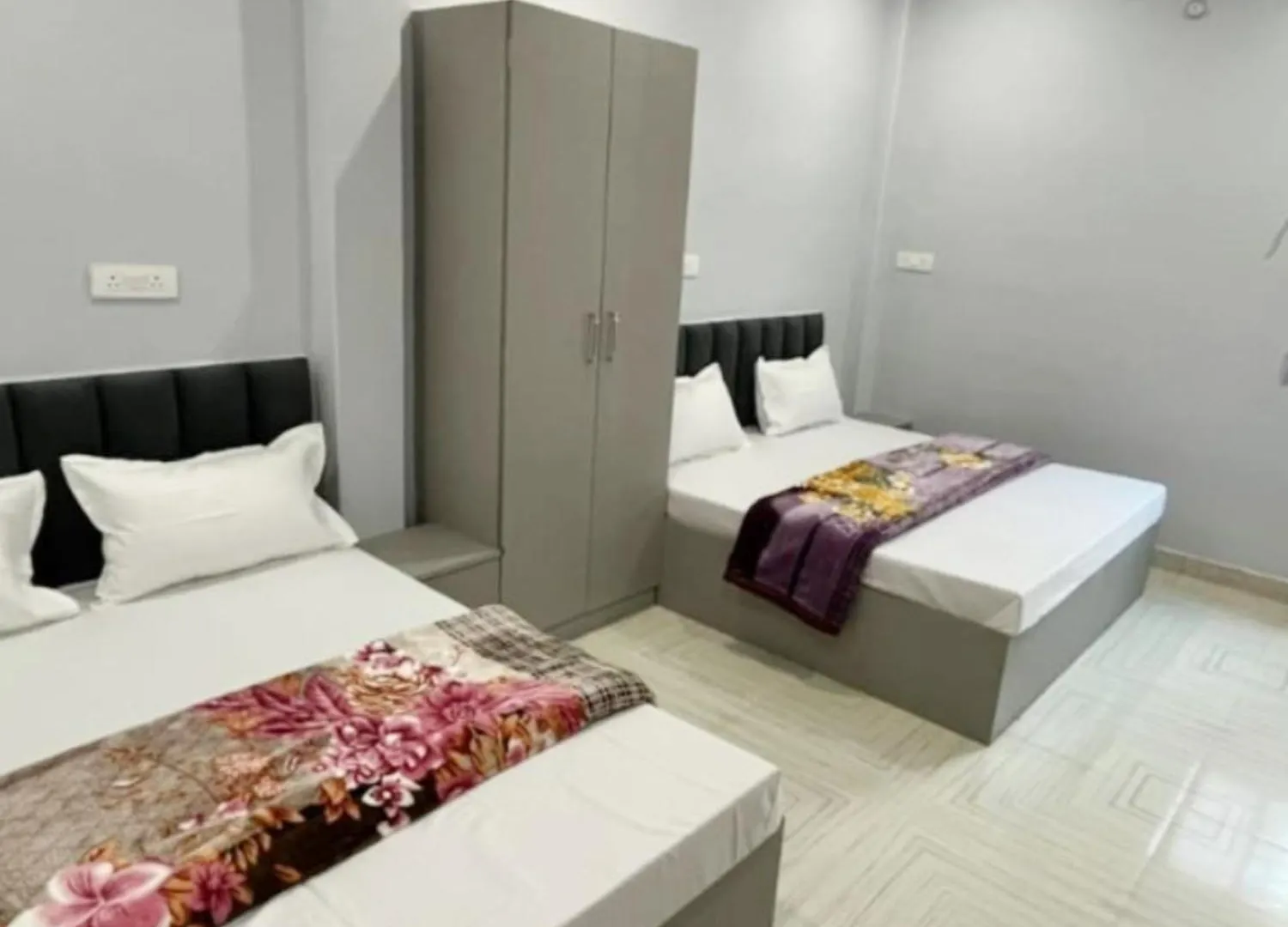 Hotel Shivashram Guest House Near Rampura Luxa Road - Kashi Vishwanath Temple - Paid Parking - Fully Air Conditioning Guest House Varanasi