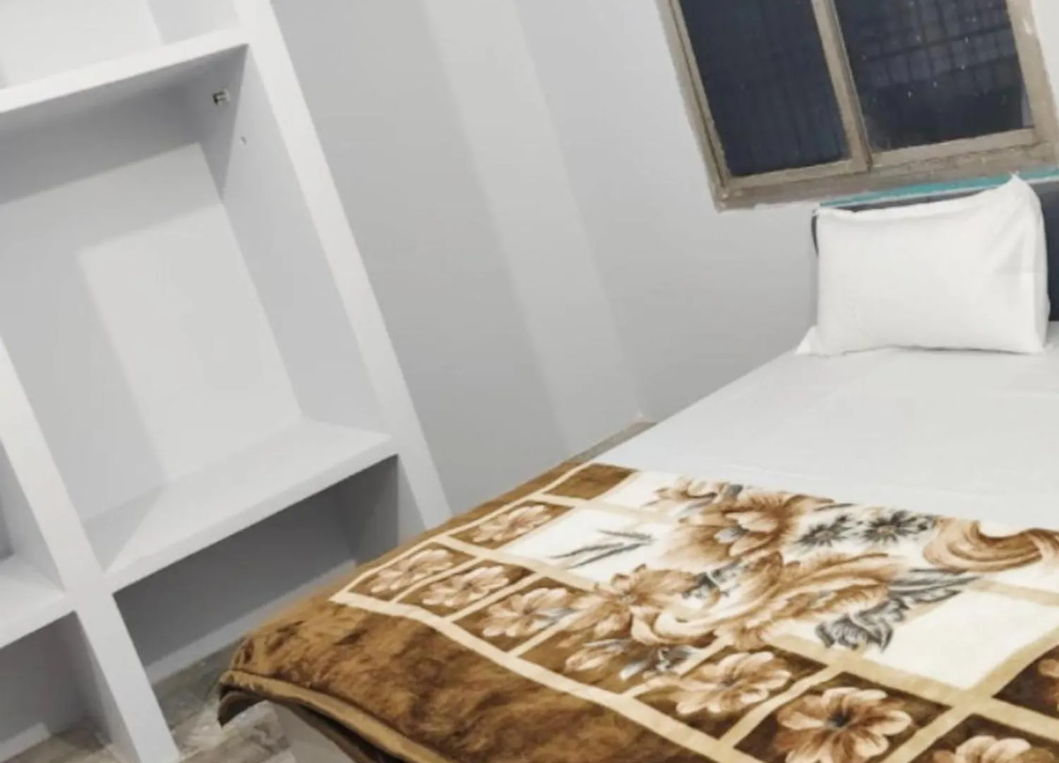 Hotel Shivashram Guest House Near Rampura Luxa Road - Kashi Vishwanath Temple - Paid Parking - Fully Air Conditioning Guest House Varanasi