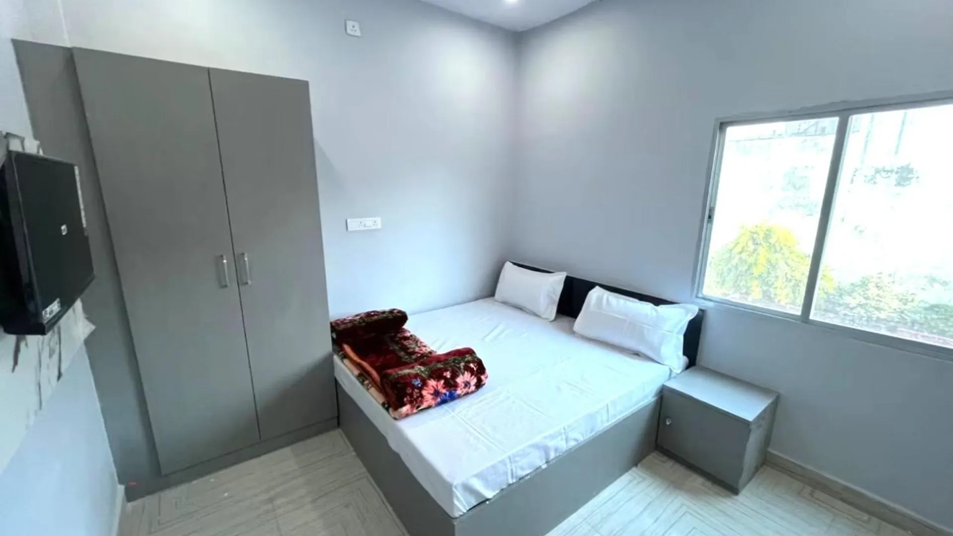 Hotel Shivashram Guest House Near Rampura Luxa Road - Kashi Vishwanath Temple - Paid Parking - Fully Air Conditioning Guest House Varanasi